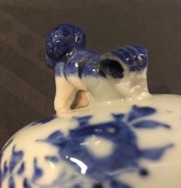 Une garniture aux dragons de cinq pi&egrave;ces en porcelaine de Chine bleu et blanc, 19&egrave;me