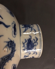 Une garniture aux dragons de cinq pi&egrave;ces en porcelaine de Chine bleu et blanc, 19&egrave;me