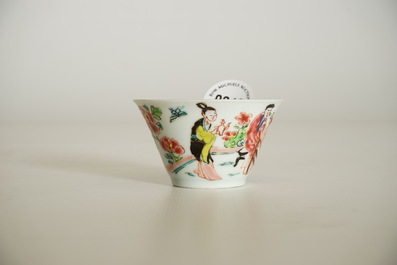 Une tasse et soucoupe en porcelaine de Chine famille rose &agrave; d&eacute;cor d'une sc&egrave;ne de th&eacute;, Yongzheng