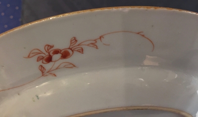 Une paire d'assiettes en porcelaine de Chine &agrave; d&eacute;cor &quot;Pompadour&quot;, vers 1745