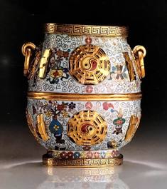 Een Chinese verguld bronzen en cloisonn&eacute; hu vaas, Jiaqing merk en mogelijk periode, 19e eeuw