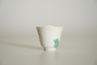 A Chinese famille rose grasshopper cup, Tongzhi mark, 19/20th C.