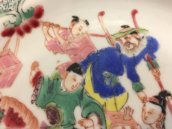 Een paar Chinese famille rose borden met een dame in een koets, Yongzheng