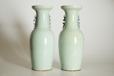 Une paire de vases aux grues en porcelaine de Chine en bleu et blanc sur fond c&eacute;ladon, 19&egrave;me