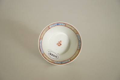 Une tasse &agrave; vin en porcelaine de Chine coquille d'oeuf &agrave; d&eacute;cor de &quot;Dragon et ph&eacute;nix&quot;, Yongzheng