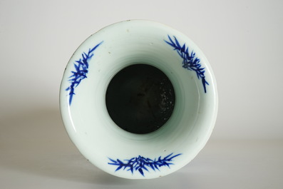 Un grand vase en porcelaine de Chine bleu et blanc &agrave; d&eacute;cor de Liu Hai et le crapaud, 20&egrave;me