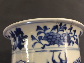 Une garniture aux dragons de cinq pi&egrave;ces en porcelaine de Chine bleu et blanc, 19&egrave;me