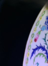 Un plat en porcelaine de Chine d'exportation &agrave; d&eacute;cor &quot;Pompadour&quot;, vers 1745