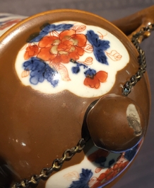 Une cafeti&egrave;re en porcelaine de Chine de style Imari sur fond brun capucin, Qianlong