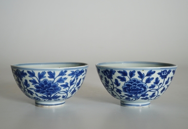 Une paire de bols en porcelaine de Chine bleu et blanc aux rinceaux de pivoine, marque de Chenghua, Ming