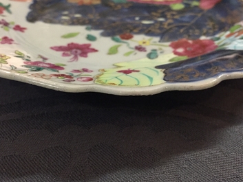 Une paire d'assiettes en porcelaine de Chine &agrave; d&eacute;cor feuille de tabac, Qianlong