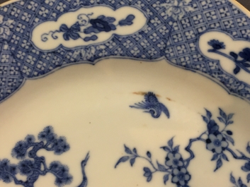 Een paar blauw-witte Chinese borden met dieren in een tuin, Qianlong