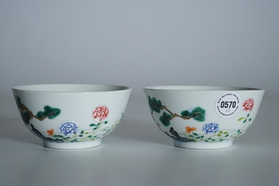 Une paire de bols en porcelaine de Chine famille rose, marque de Guangxu, 20&egrave;me