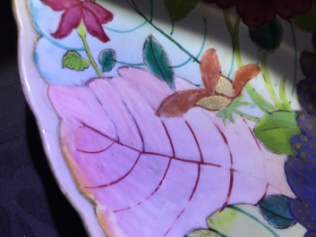 Un plat &agrave; d&eacute;cor &ldquo;feuille de tabac&rdquo; en porcelaine de Chine famille rose, Qianlong