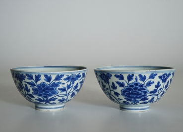 Une paire de bols en porcelaine de Chine bleu et blanc aux rinceaux de pivoine, marque de Chenghua, Ming