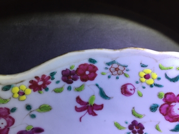 Un plat &agrave; d&eacute;cor &ldquo;feuille de tabac&rdquo; en porcelaine de Chine famille rose, Qianlong