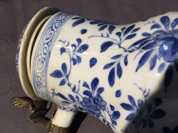 Een gedraaide Chinese blauw-witte dekselkan met metalen montuur, Kangxi