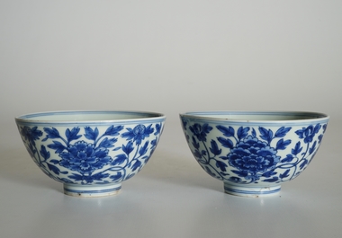 Une paire de bols en porcelaine de Chine bleu et blanc aux rinceaux de pivoine, marque de Chenghua, Ming