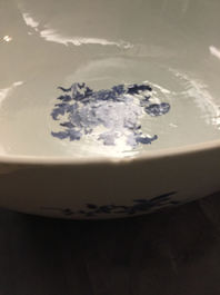 Un grand bol en porcelaine de Chine bleu et blanc &agrave; d&eacute;cor d'oiseaux parmi fleurs, Qianlong