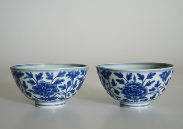 Une paire de bols en porcelaine de Chine bleu et blanc aux rinceaux de pivoine, marque de Chenghua, Ming