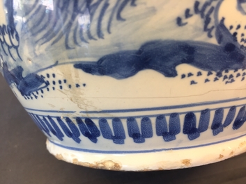 Un grand pichet en fa&iuml;ence de Delft bleu et blanc &agrave; d&eacute;cor d'un tigre et un lion, 17&egrave;me