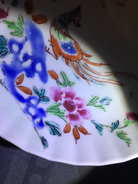 Une paire de tasses et soucoupes aux paons en porcelaine de Chine famille rose, Qianlong