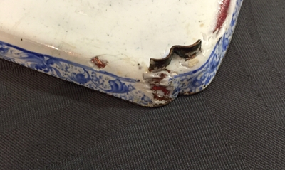 Een paar vierkante blauw-witte Chinese schaaltjes in Canton emaille, 18e eeuw