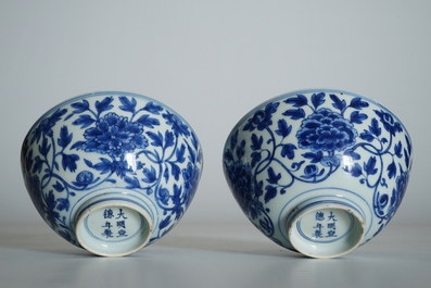 Une paire de bols en porcelaine de Chine bleu et blanc aux rinceaux de pivoine, marque de Chenghua, Ming