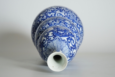 Een grote Chinese blauw-witte driedubbele gourde vaas, Kangxi