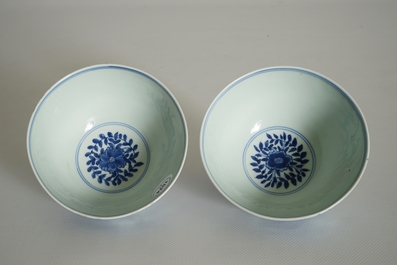 Une paire de bols en porcelaine de Chine bleu et blanc aux rinceaux de pivoine, marque de Chenghua, Ming