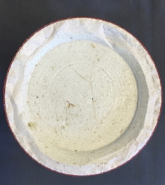 Un pot &agrave; pinceaux, un vase et un bol en porcelaine de Chine monochrome sang de boeuf, 19/20&egrave;me