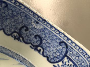 Une paire de plats octogonaux en porcelaine de Chine bleu et blanc, Qianlong