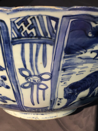 Un grand bol au tigre en porcelaine de Chine bleu et blanc de type Kraak, Ming, Wanli
