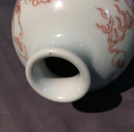 Een Chinese vaas met onderglazuur rood drakendecor, 19/20e eeuw
