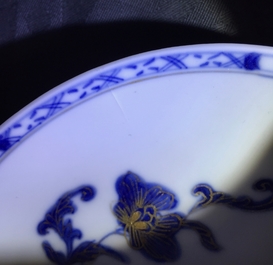 Een paar Chinese blauw-witte en vergulde koppen en schotels, Qianlong