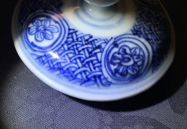 Een Chinese blauw-witte kraak wijnpot met deksel, Ming, Wanli