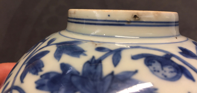 Une paire de bols en porcelaine de Chine bleu et blanc aux rinceaux de pivoine, marque de Chenghua, Ming