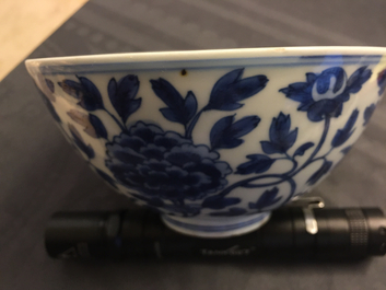 Een paar Chinese blauw-witte kommen met pioenslingers, Chenghua merk, Ming