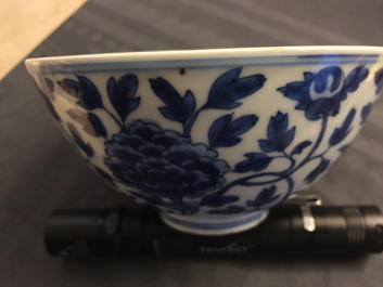 Une paire de bols en porcelaine de Chine bleu et blanc aux rinceaux de pivoine, marque de Chenghua, Ming