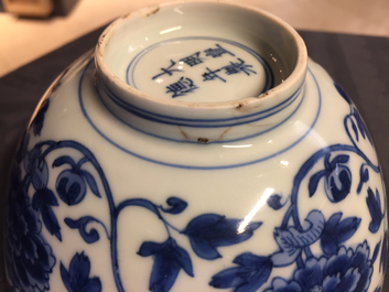 Une paire de bols en porcelaine de Chine bleu et blanc aux rinceaux de pivoine, marque de Chenghua, Ming