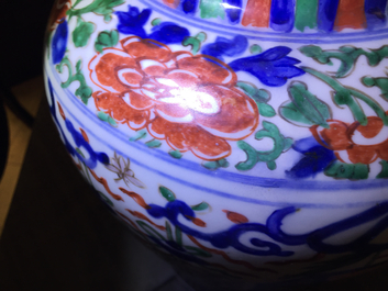 Un vase de forme balustre en porcelaine de Chine wucai aux embl&egrave;mes bouddhistes, &eacute;poque Transition, Chongzhen/Shunzhi