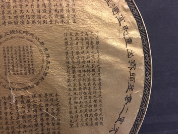 Twee Chinese pien mien waaiers in geborduurde zijde met kalligrafie, 18/19e eeuw