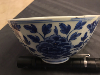 Une paire de bols en porcelaine de Chine bleu et blanc aux rinceaux de pivoine, marque de Chenghua, Ming