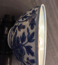 Une paire de bols en porcelaine de Chine bleu et blanc aux rinceaux de pivoine, marque de Chenghua, Ming