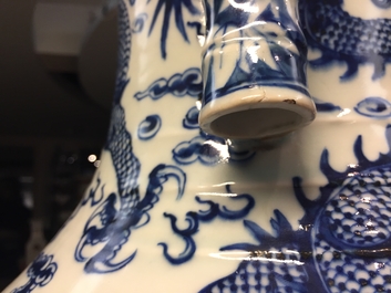Een grote Chinese blauw-witte hu vaas met draken, 19e eeuw