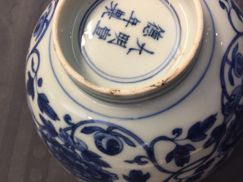 Une paire de bols en porcelaine de Chine bleu et blanc aux rinceaux de pivoine, marque de Chenghua, Ming