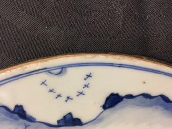 Une paire de plaques rondes aux paysages en porcelaine de Chine bleu et blanc, Kangxi