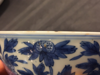 Een paar Chinese blauw-witte kommen met pioenslingers, Chenghua merk, Ming