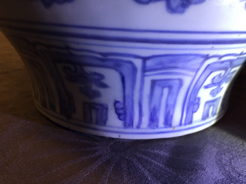 Een Chinese blauw-witte dekselvaas met pioenslingers, Ming, Wanli
