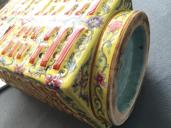 Een Chinese cong vaas met decor van trigrammen op gele fond, 19/20e eeuw